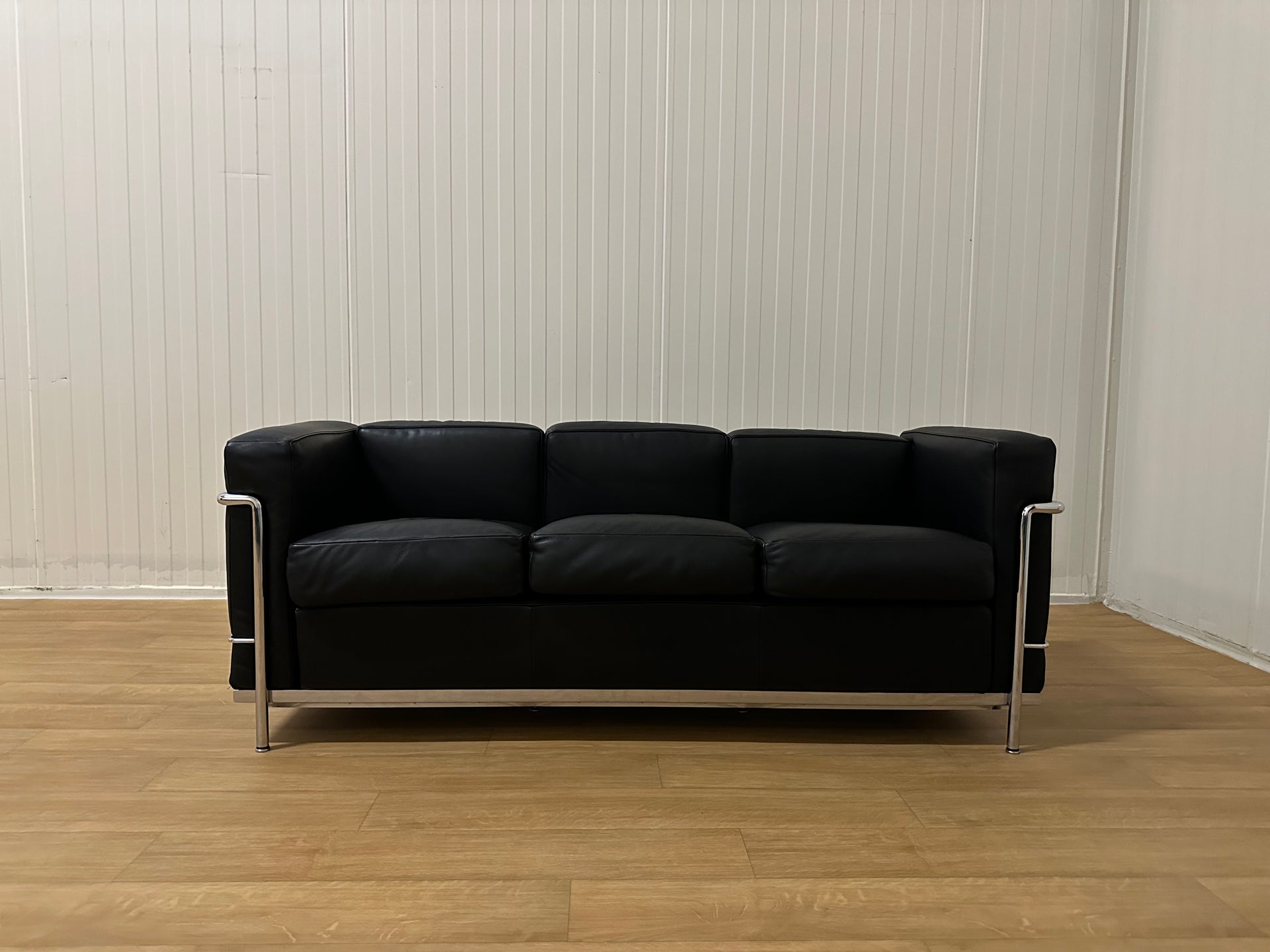 NIEUWSTAAT Cassina LC2 Le Corbusier 3-Zitsbank | NP: €12.500