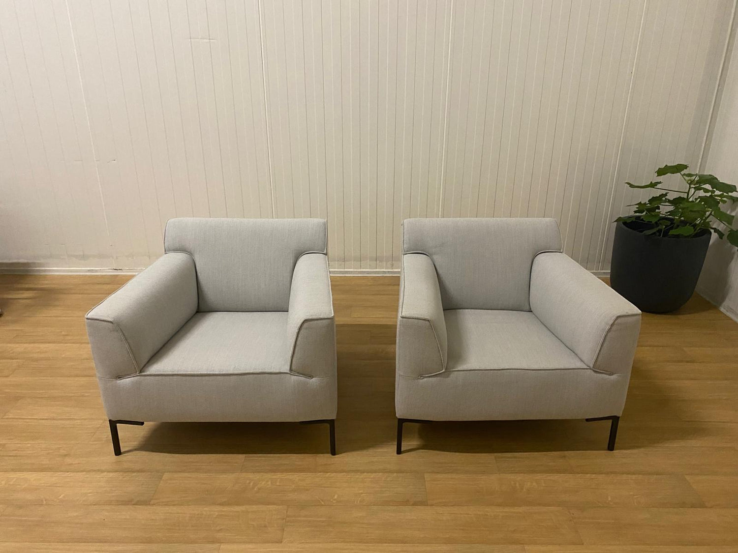 ZGAN 2x Witte Design on Stock Fauteuils - Wol NP: €4.500
