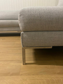 Design on stock Aikon Hoekbank Milton Grijs | NP: €8.000