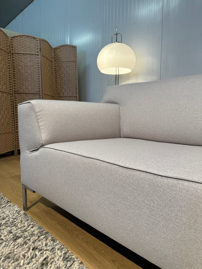 NIEUW Gestoffeerde Bloq 3-zits Beige – Design on Stock