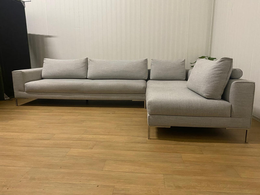Design on stock Aikon Hoekbank Milton Grijs | NP: €8.000