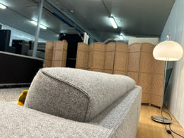 NIEUWSTAAT 2.5-zits Design on Stock Aikon – Lichtgrijs Wol