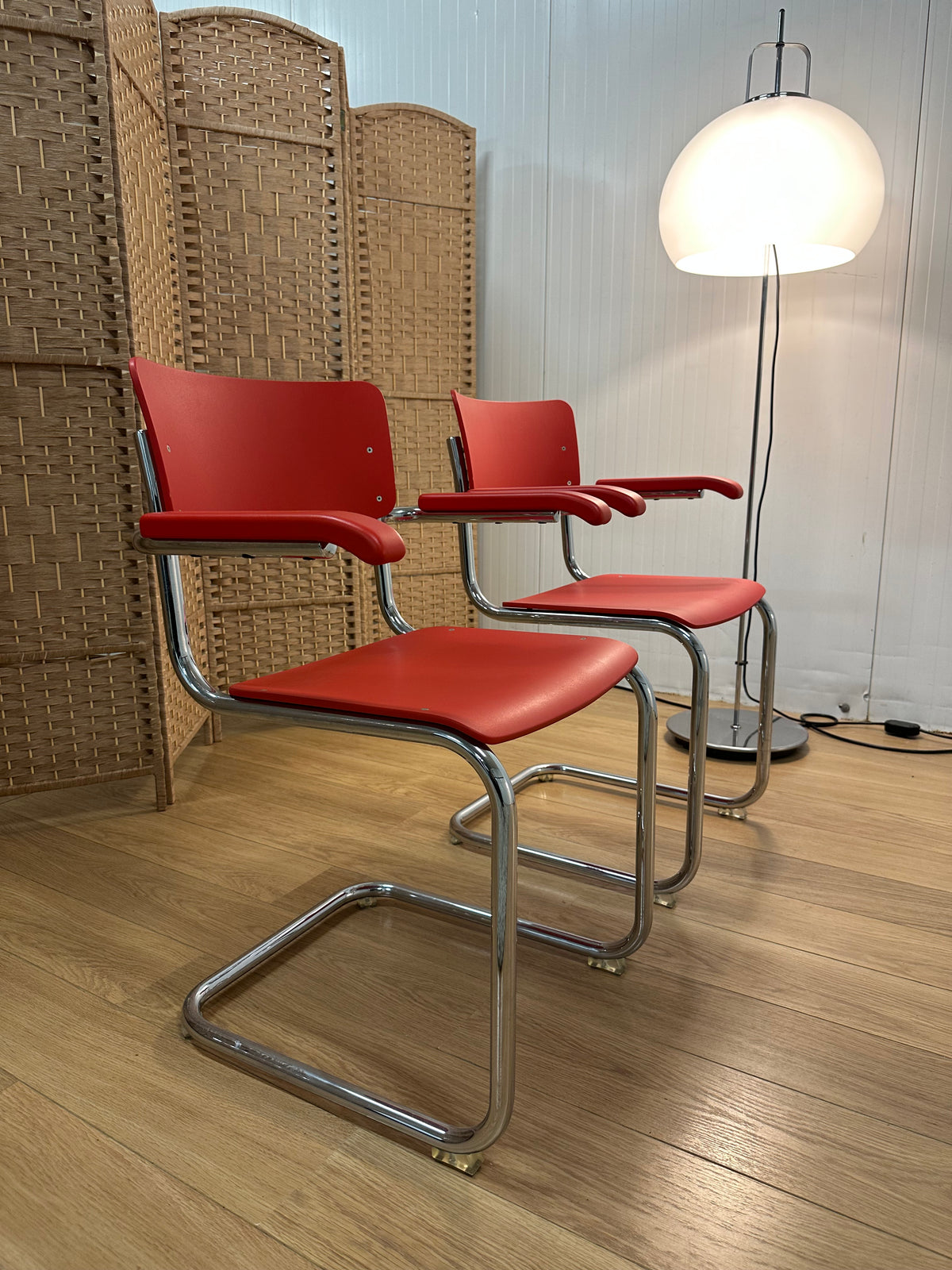 NIEUWSTAAT 2x Rode Thonet Eetkamerstoelen