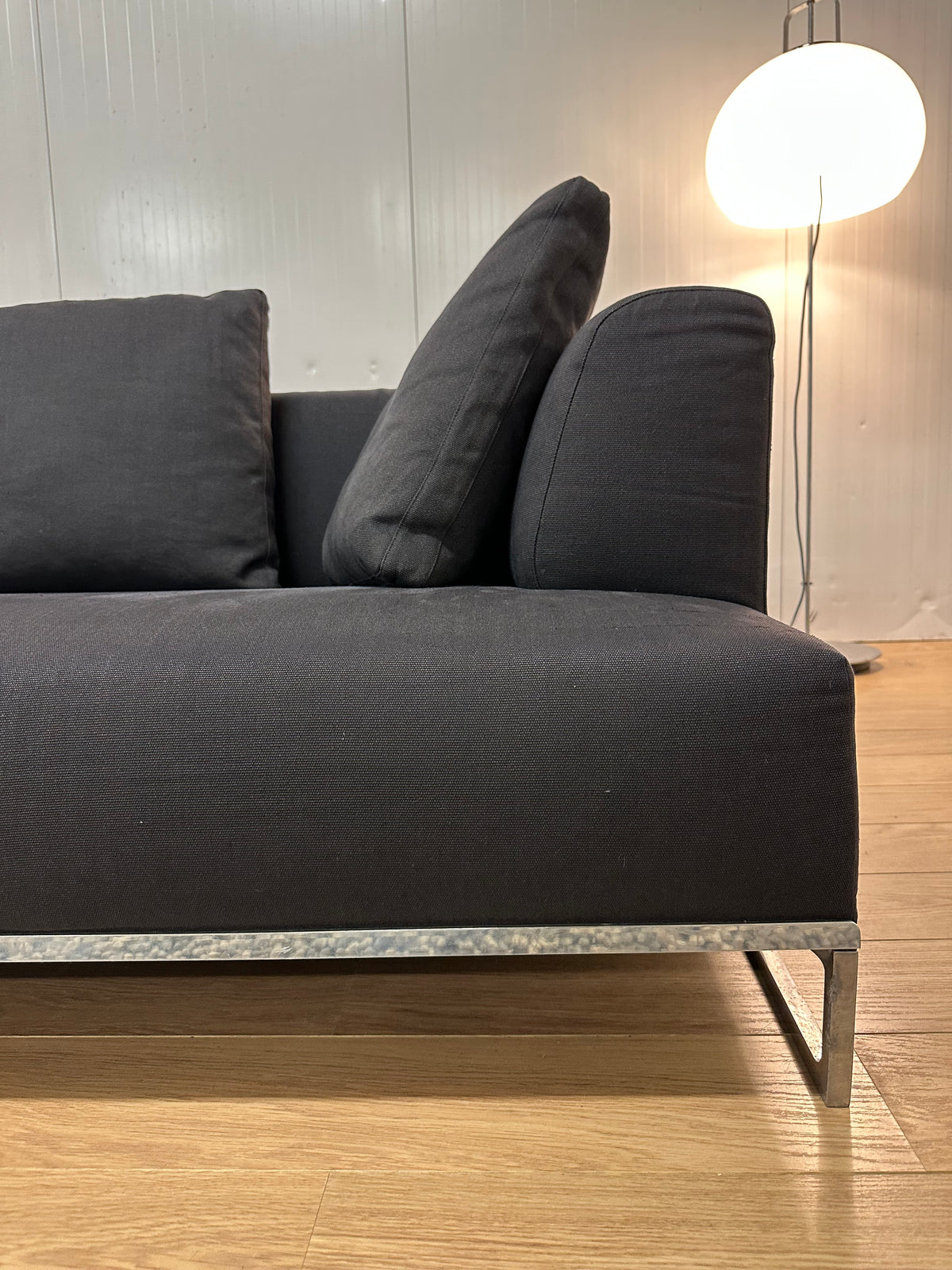Herstofferen? B&B Italia Solo 3-Zitsbank Zwart met 4 Kussens