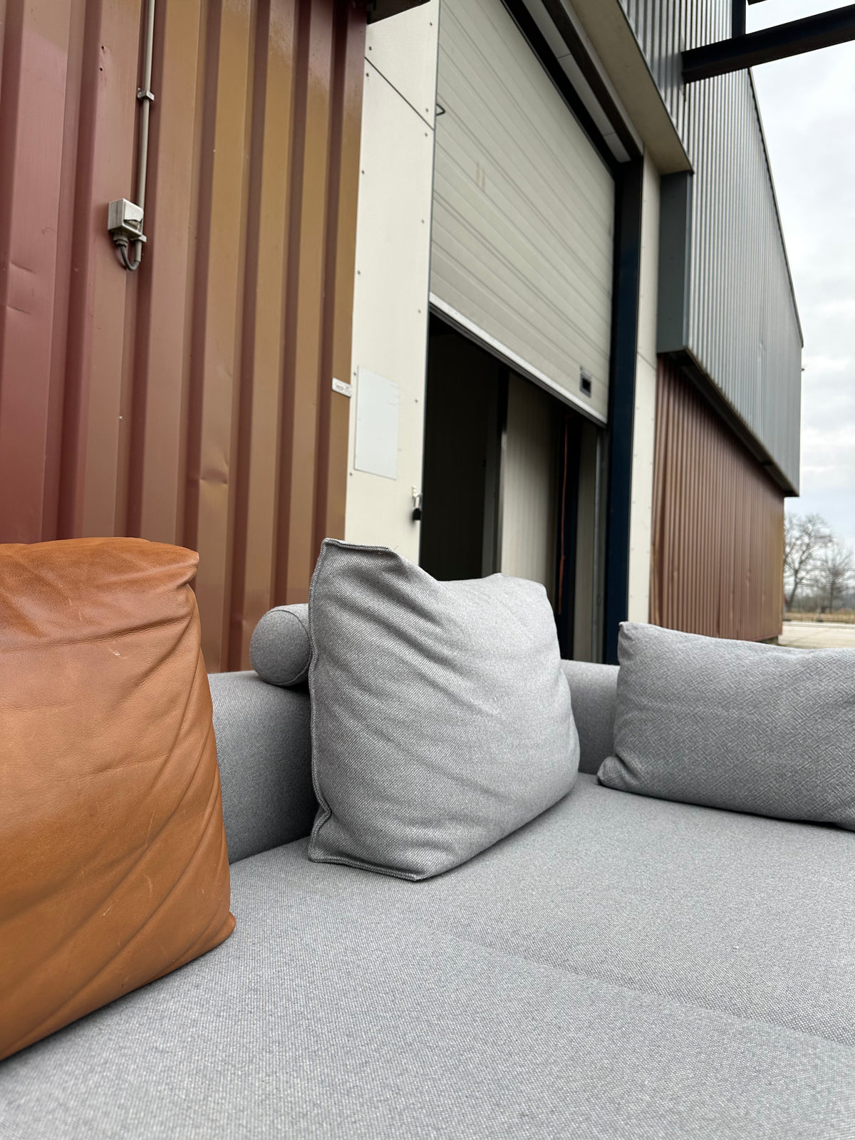 Design on Stock Aikon Lounge ~ Ploeg Wool Gray & Leather Cushions ~ Originele prijs €7.500