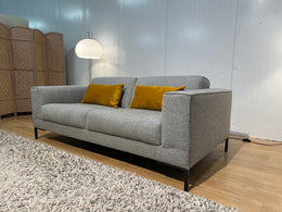 NIEUWSTAAT 2.5-zits Design on Stock Aikon – Lichtgrijs Wol