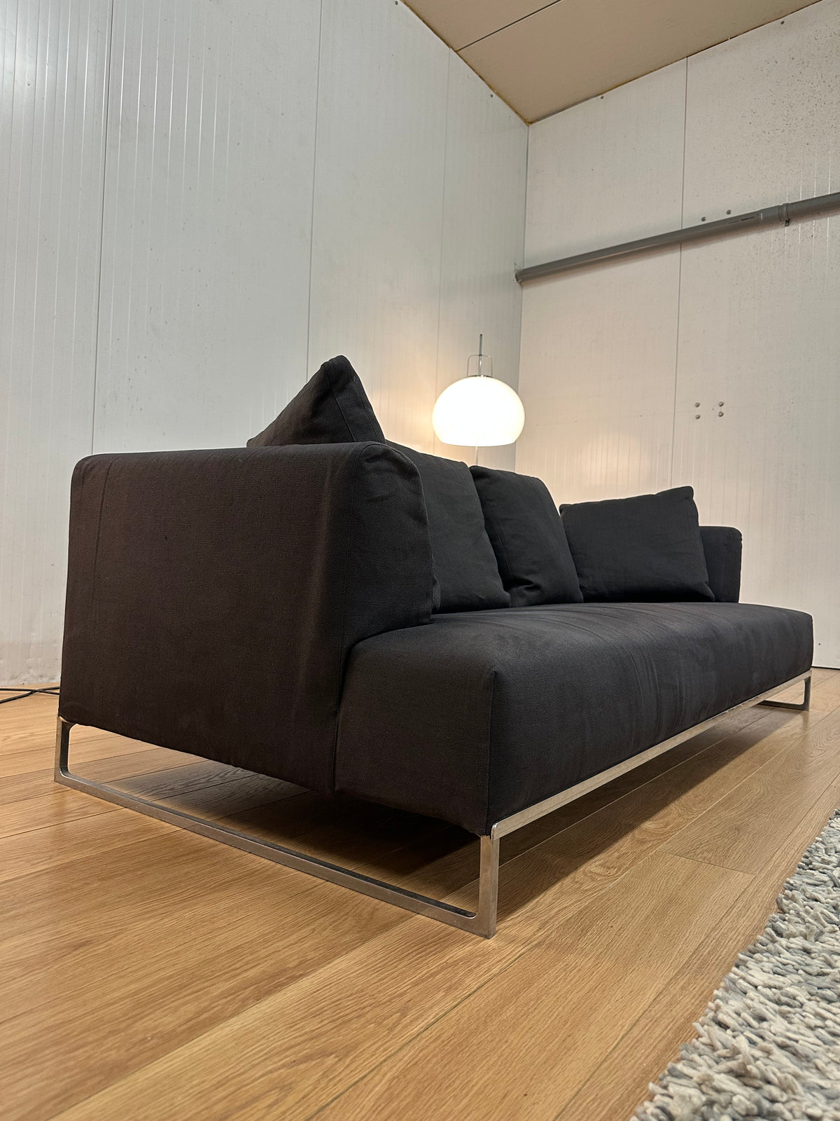 Herstofferen? B&B Italia Solo 3-Zitsbank Zwart met 4 Kussens