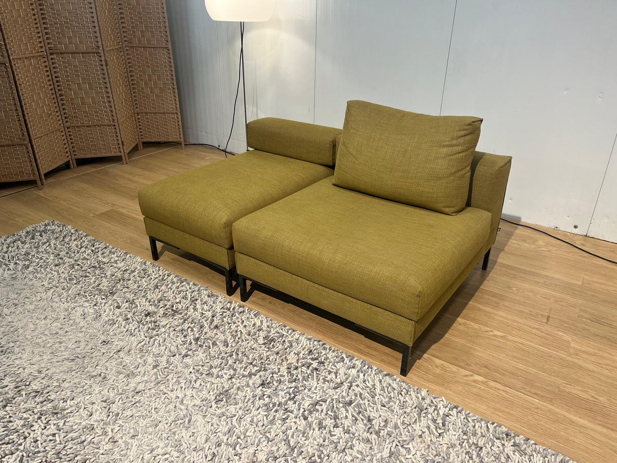 ZGAN Design on Stock Aikon Lounge Fauteuil + Hocker Okergeel