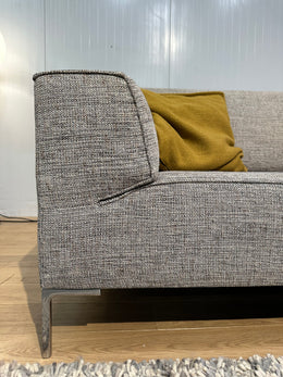 NIEUWSTAAT Design on Stock 2.5-zits bank + Hocker – Beige