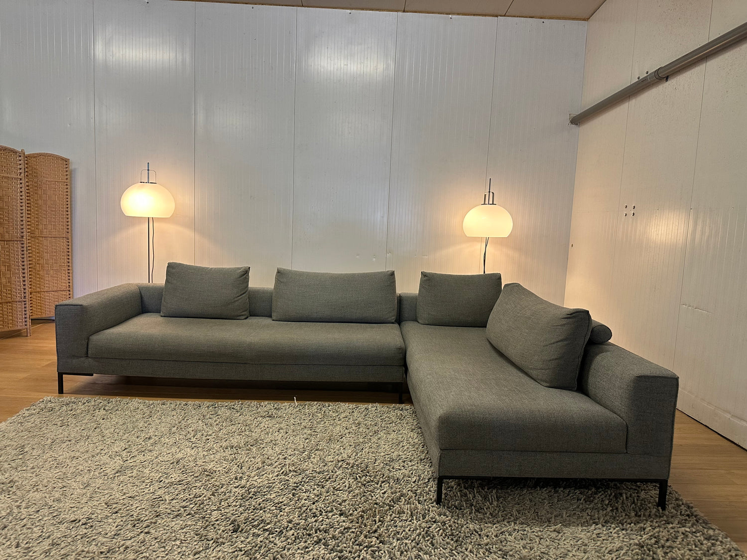 Design on Stock Aikon Lounge Bank | Professioneel Gereinigd