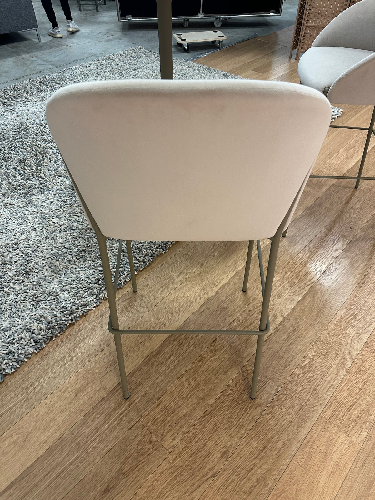 ZGAN 2x Artifort Andrea Stoelen + Opt. Artifort Hoge Tafel