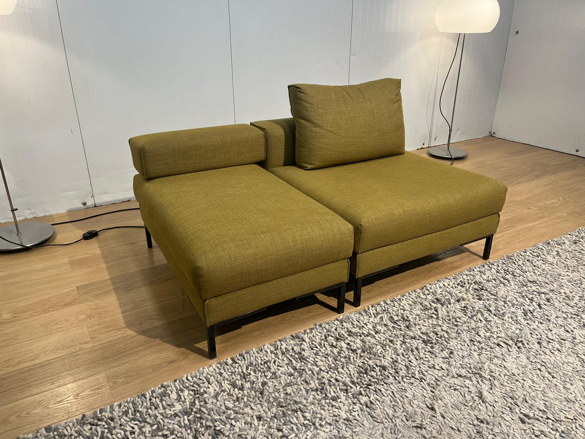 ZGAN Design on Stock Aikon Lounge Fauteuil + Hocker Okergeel