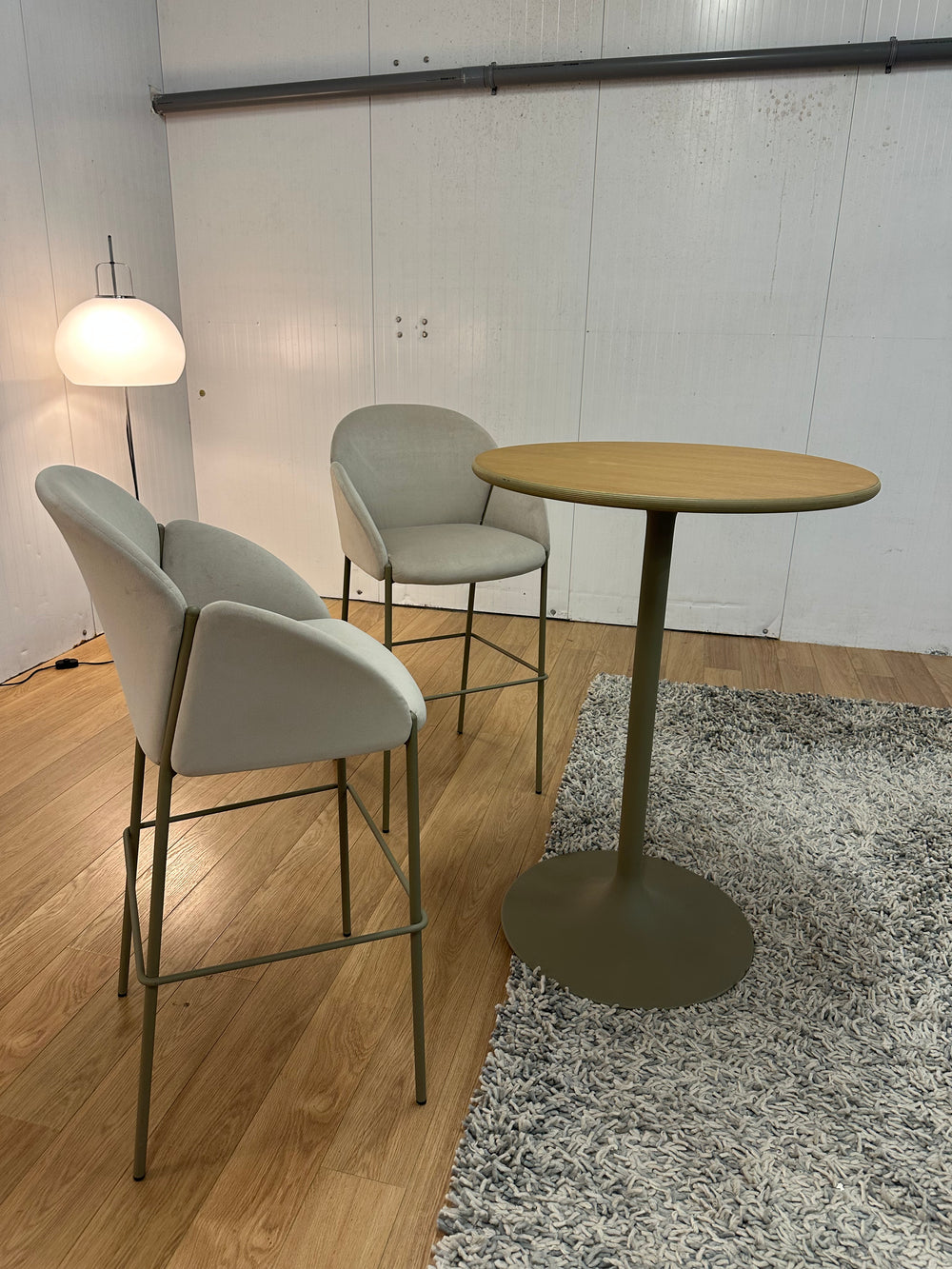 ZGAN 2x Artifort Andrea Stoelen + Opt. Artifort Hoge Tafel