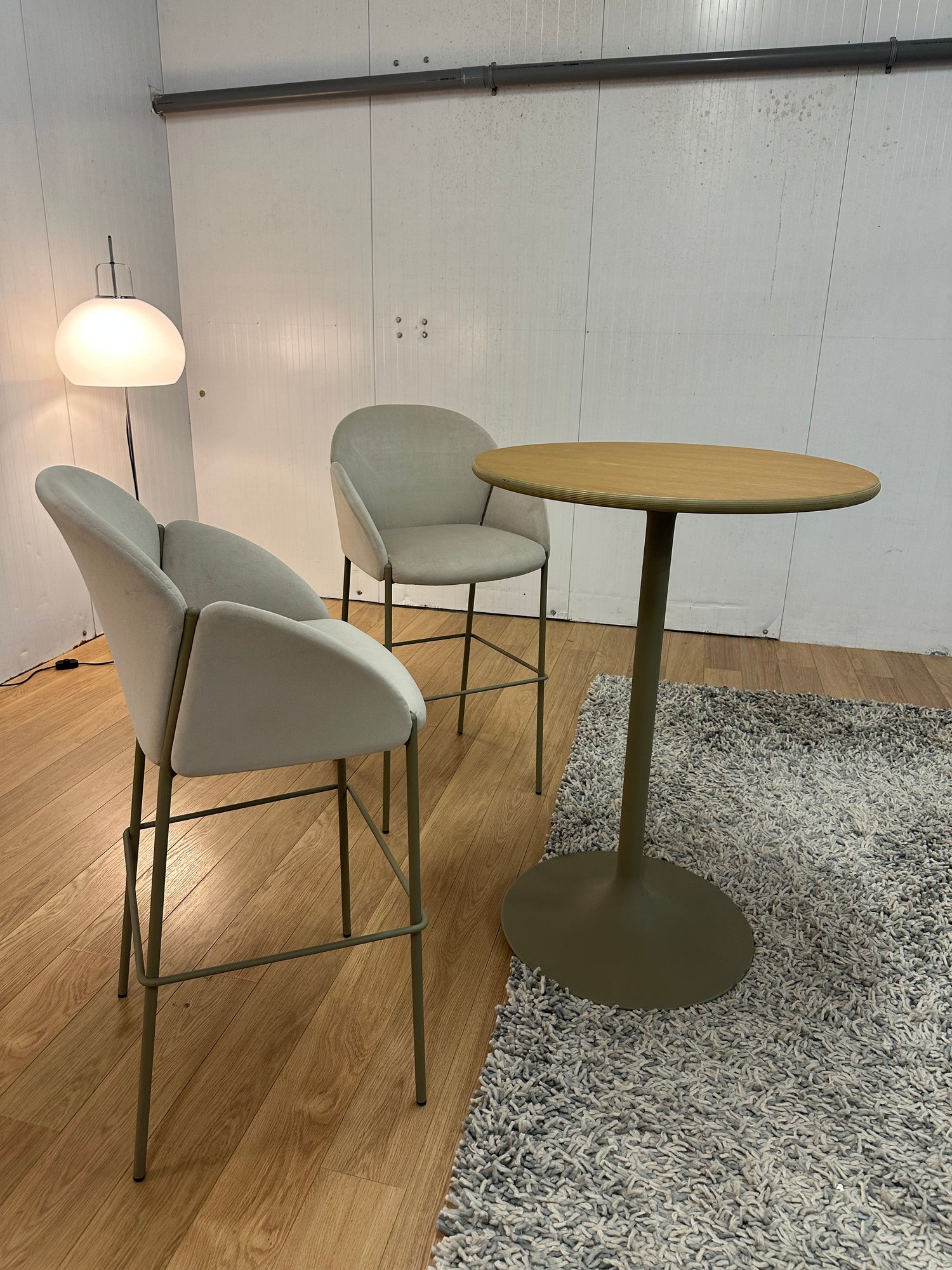 ZGAN 2x Artifort Andrea Stoelen + Opt. Artifort Hoge Tafel