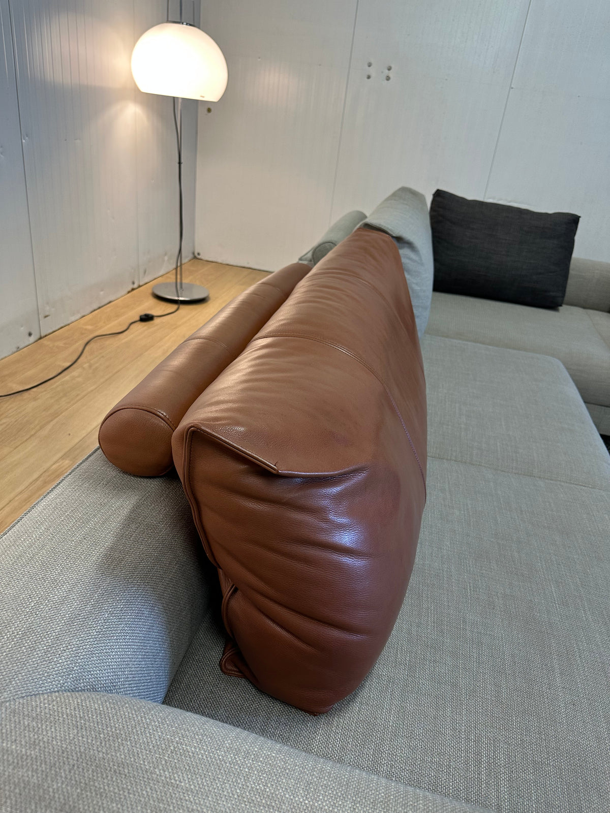 ZGAN Design on Stock Aikon Cera Leren Kussen 115x21x47