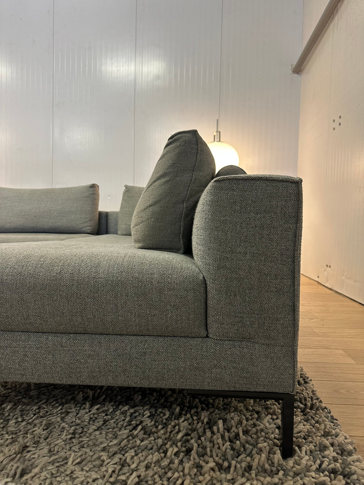 Design on Stock Aikon Lounge Bank | Professioneel Gereinigd