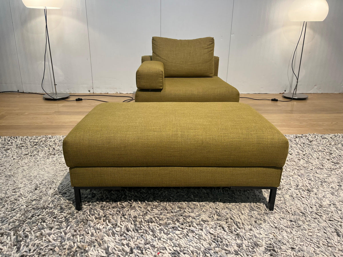 ZGAN Design on Stock Aikon Lounge Fauteuil + Hocker Okergeel