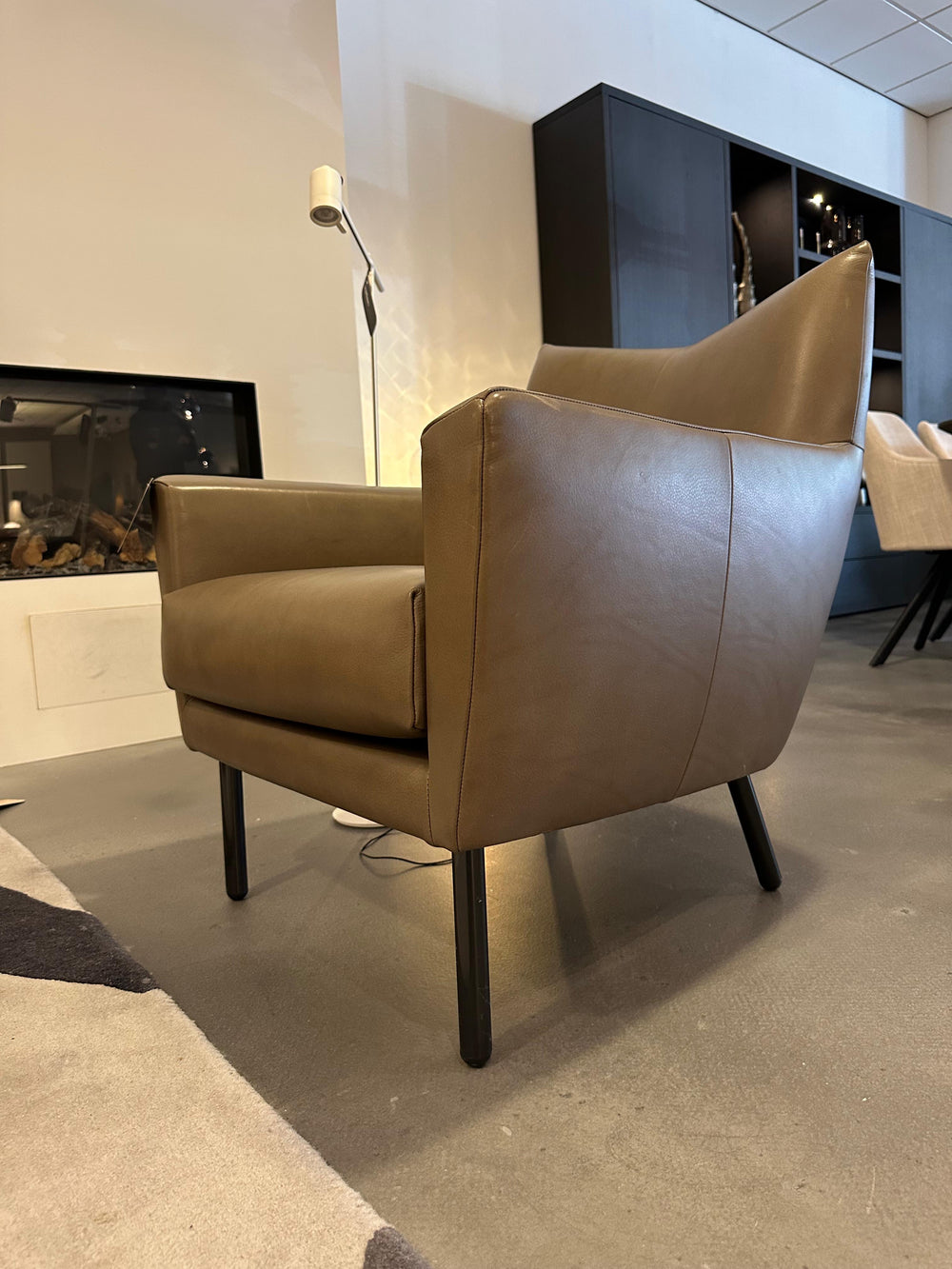 Showroommodel Design on Stock Toma Fauteuil – Cera Clay