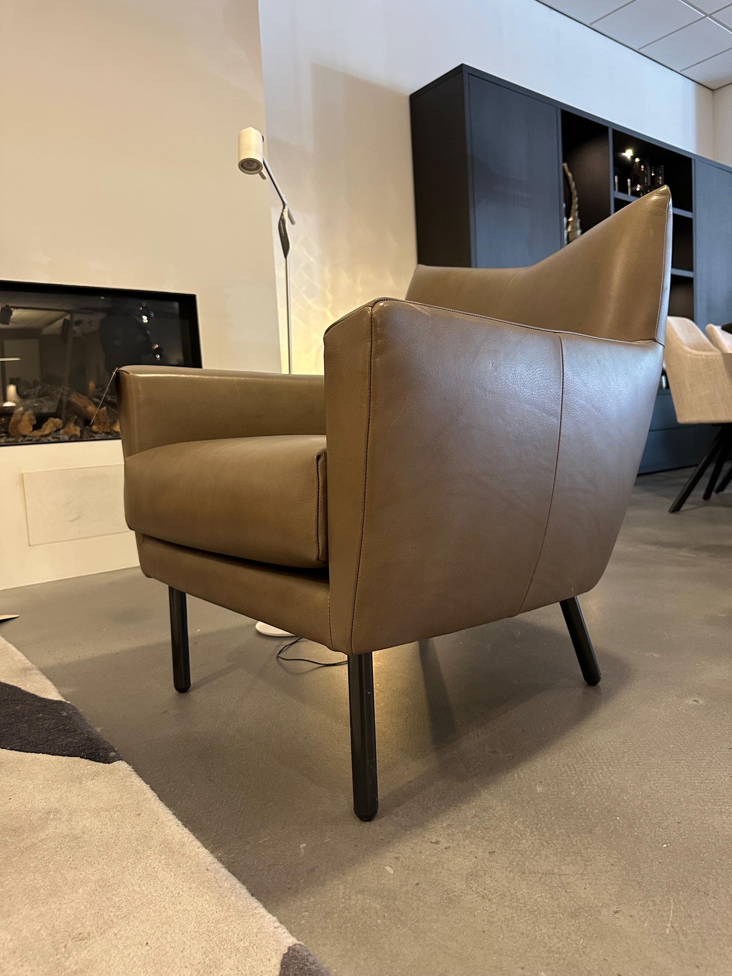 Showroommodel Design on Stock Toma Fauteuil – Cera Clay