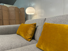 NIEUWSTAAT 2.5-zits Design on Stock Aikon – Lichtgrijs Wol