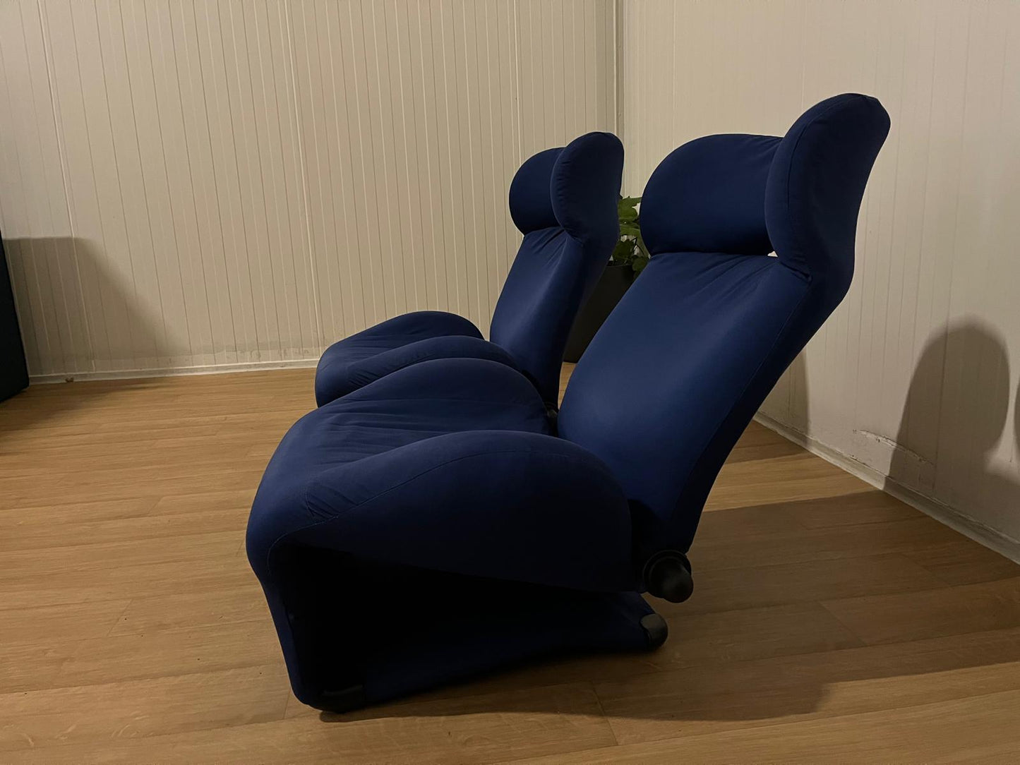 ZGAN 2x Cassina Wink Lounge Fauteuil Blauw | NP: €8.000
