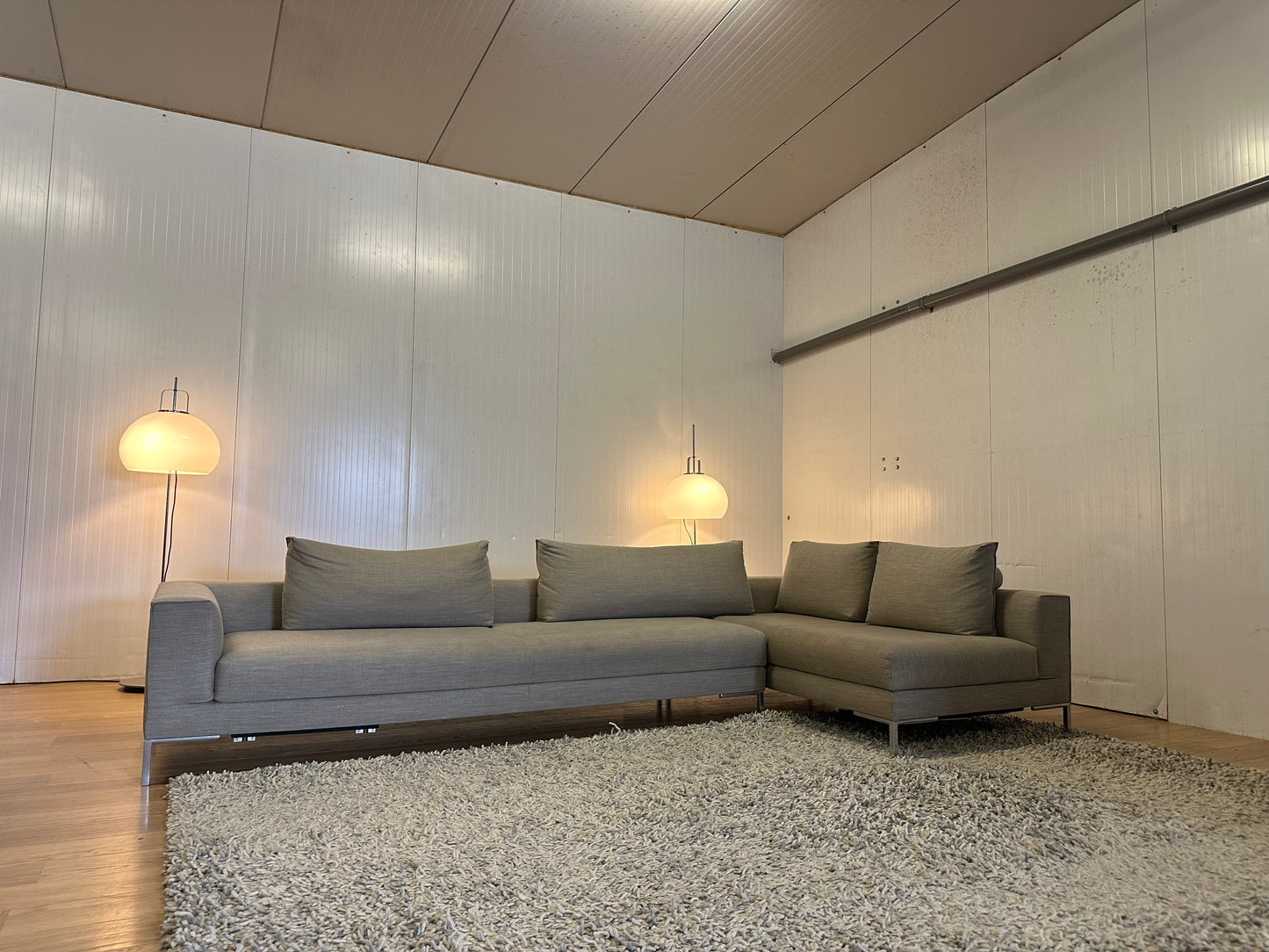 Design on Stock Aikon Lounge beige | RVS poten - NP: €7.500