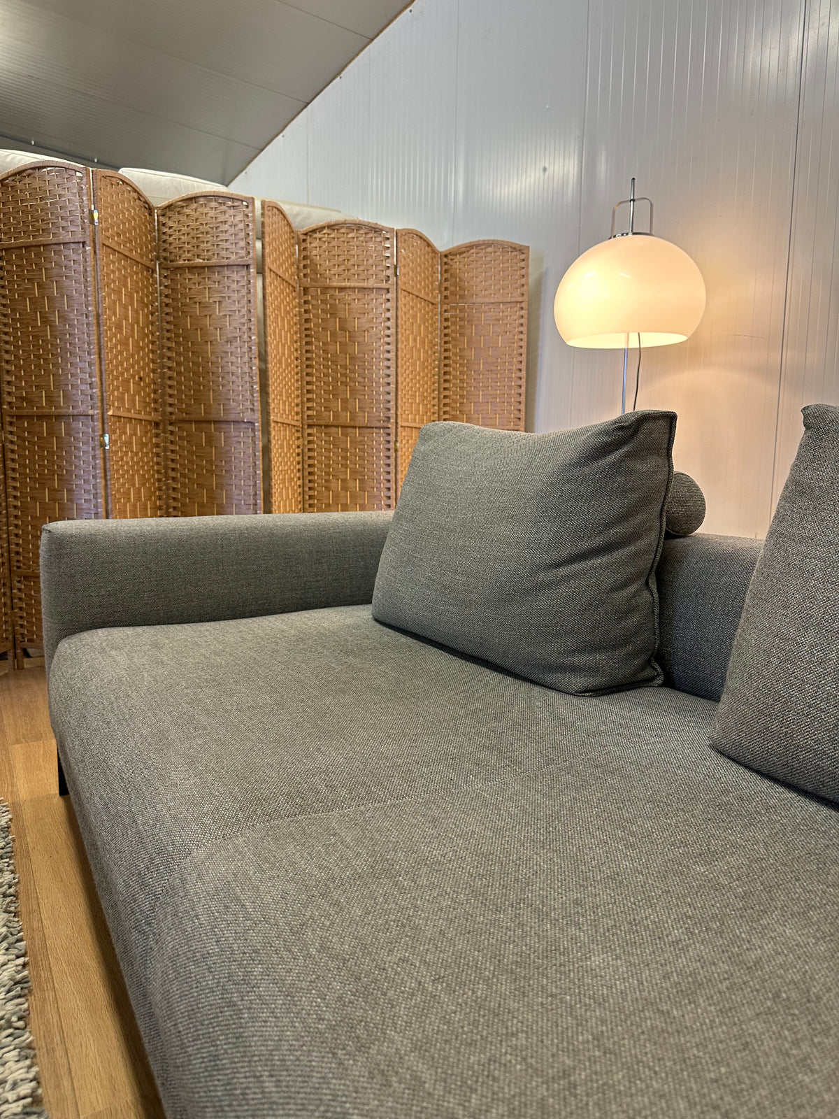 Design on Stock Aikon Lounge Bank | Professioneel Gereinigd