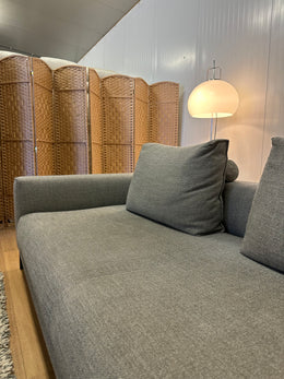 Design on Stock Aikon Lounge Bank | Professioneel Gereinigd