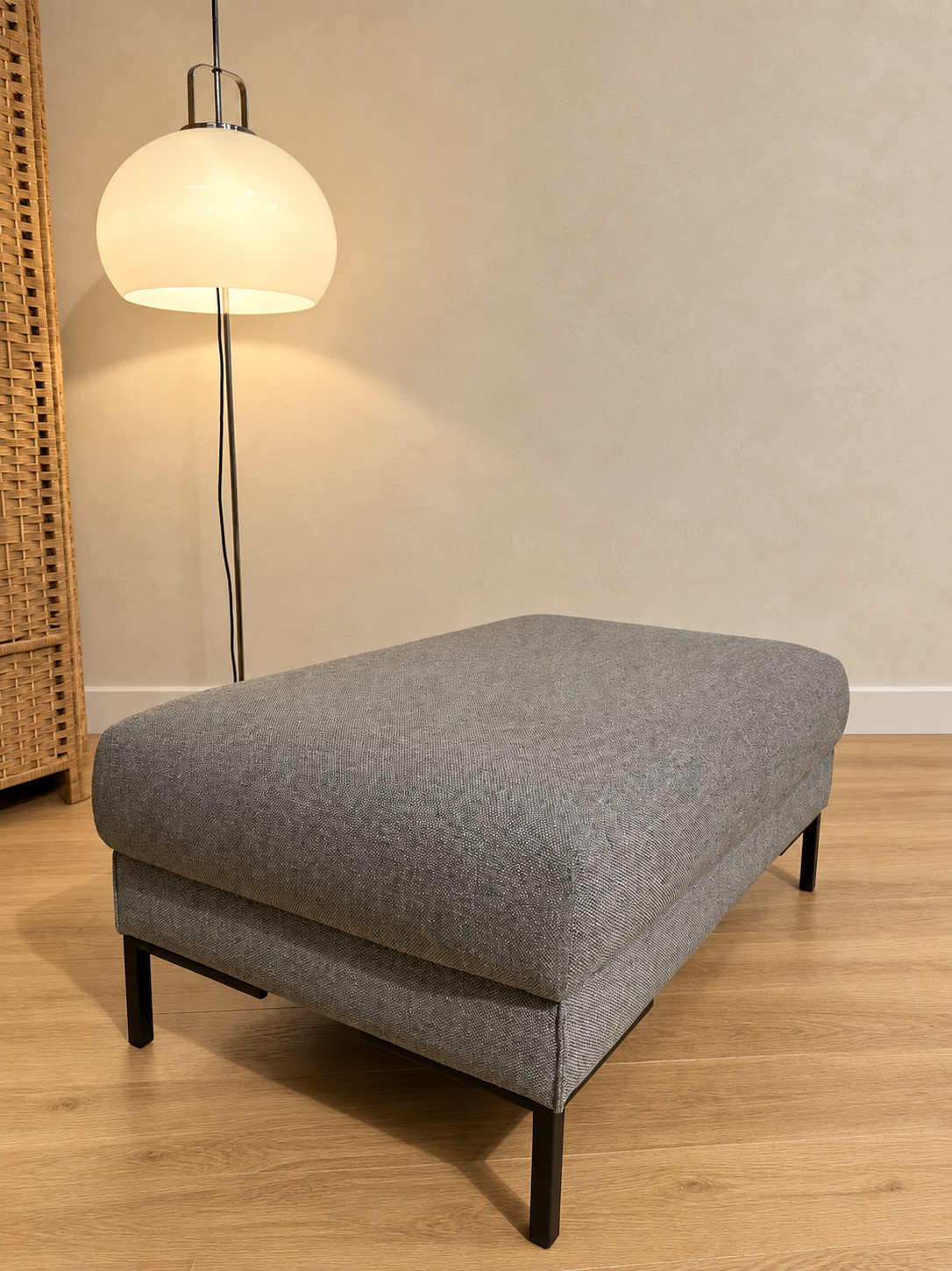 ZGAN Design on Stock Aikon Lounge Hocker Milton Magnet