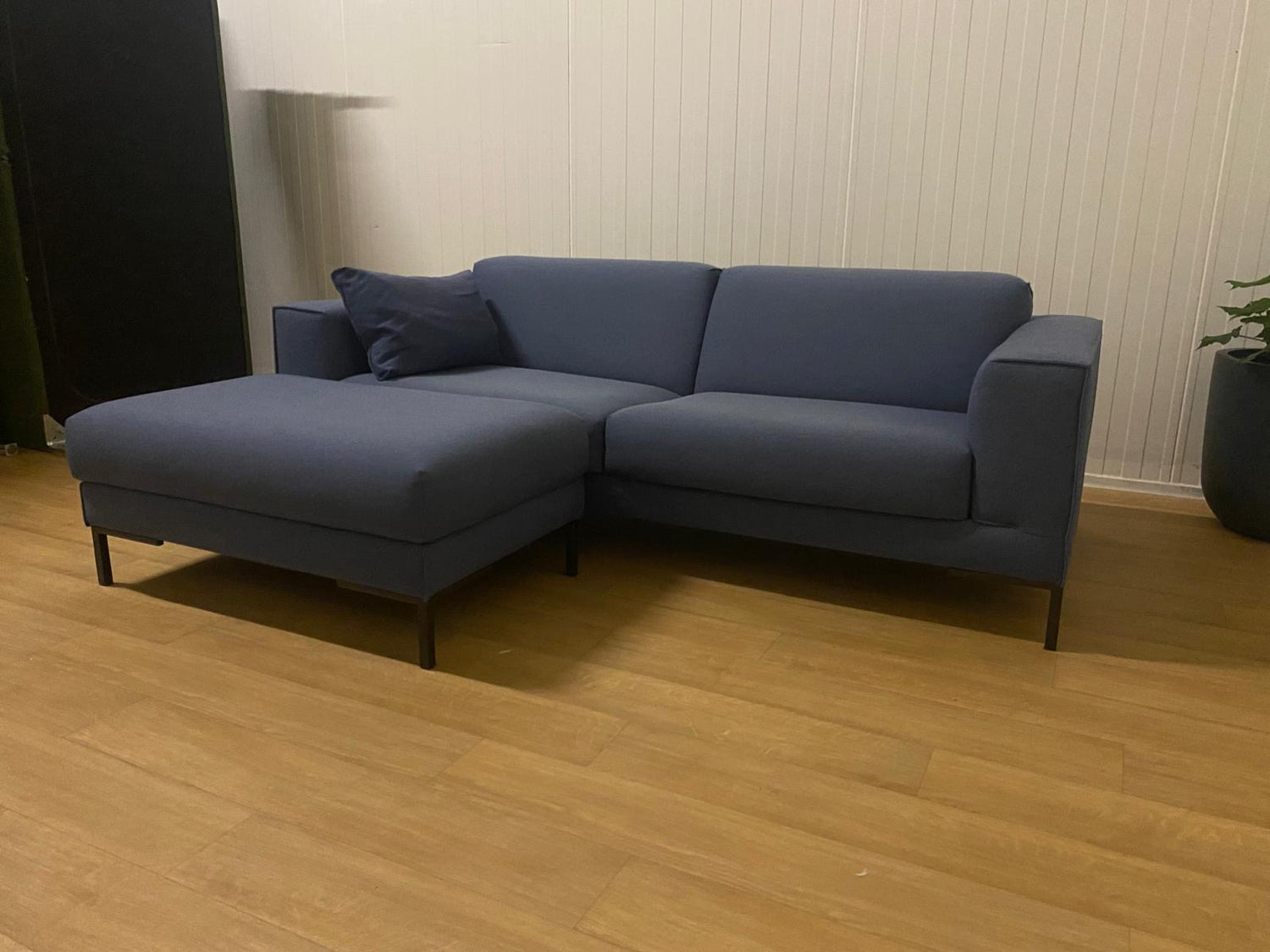ZGAN Design on Stock Aikon Denim Bank met Hocker - €7.000