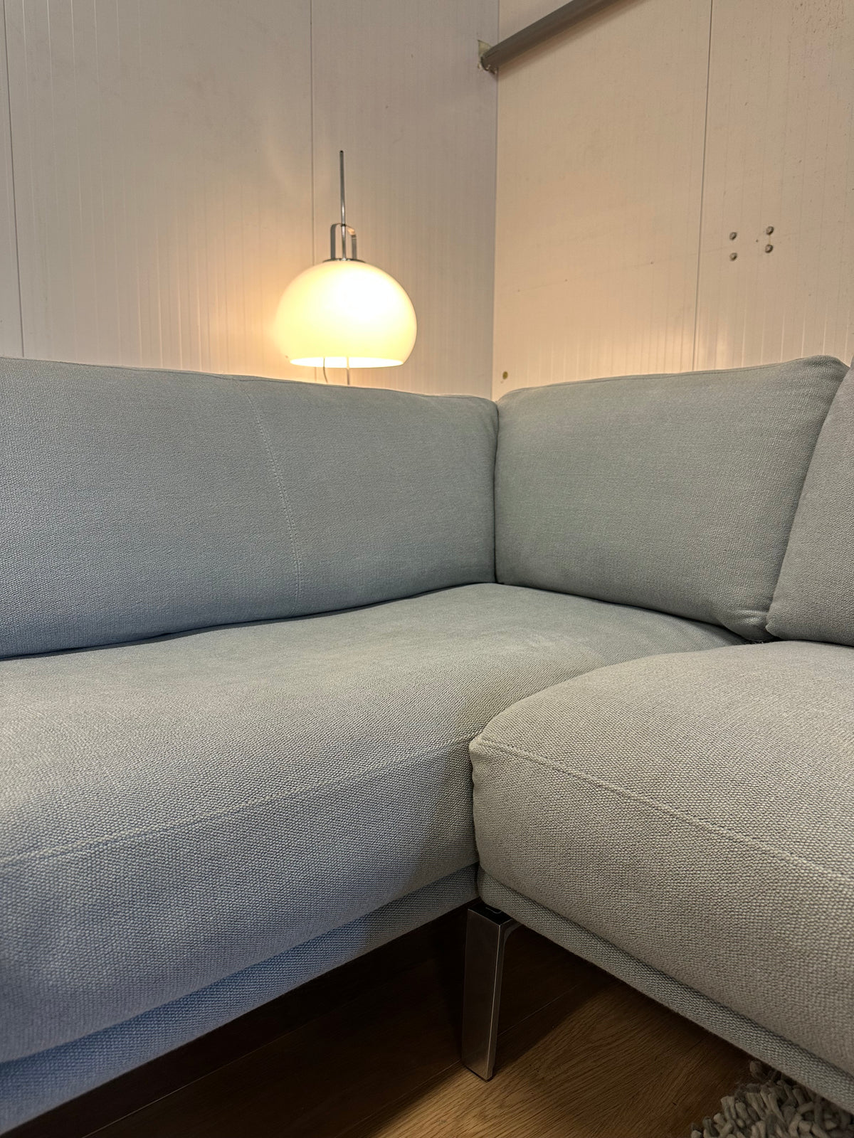 Leolux Bellice Hoekbank wol lichtblauw inclusief hocker - NP: €16.000
