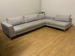 Design on stock Aikon Hoekbank Milton Grijs | NP: €8.000