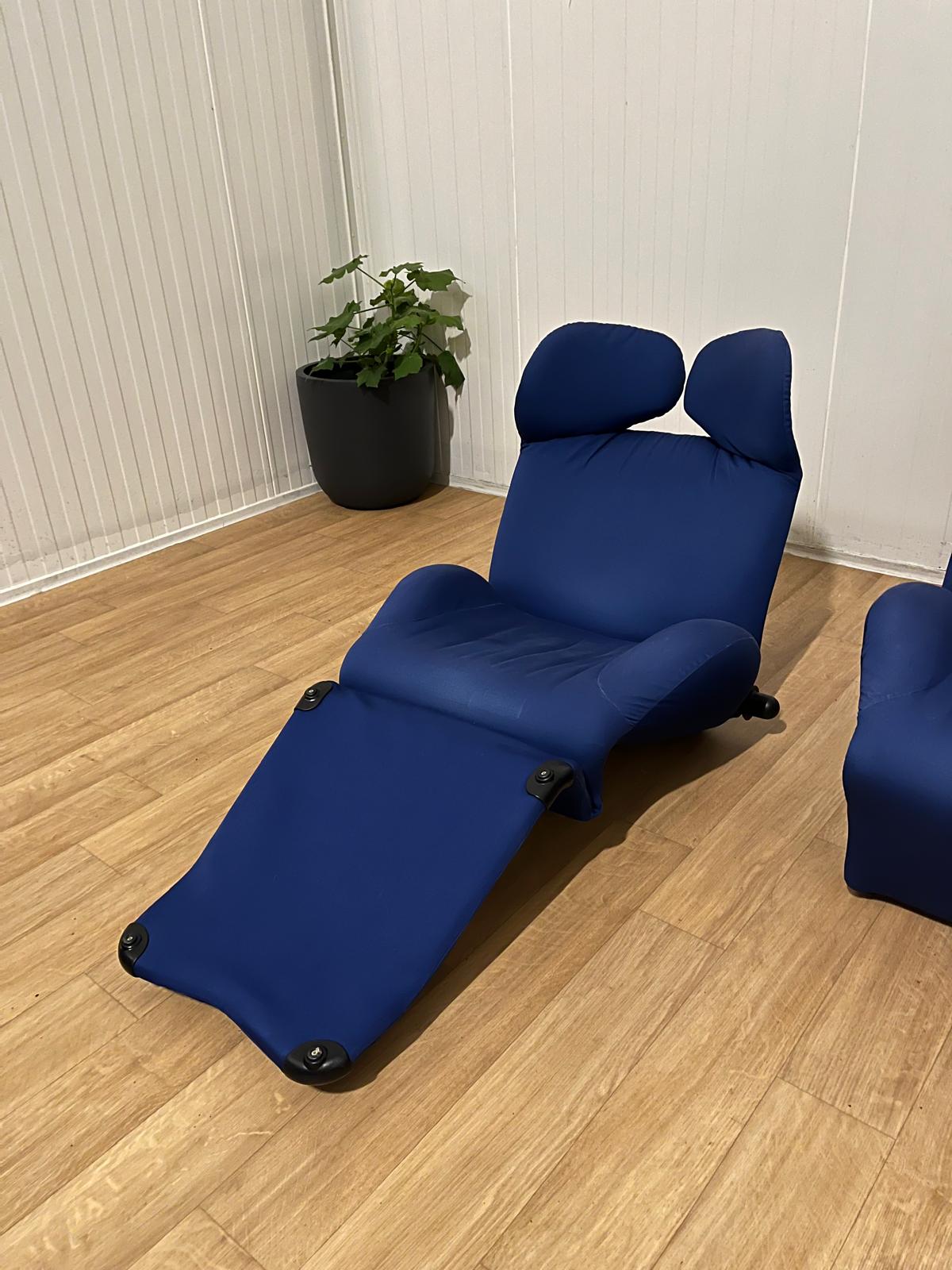 ZGAN 2x Cassina Wink Lounge Fauteuil Blauw | NP: €8.000