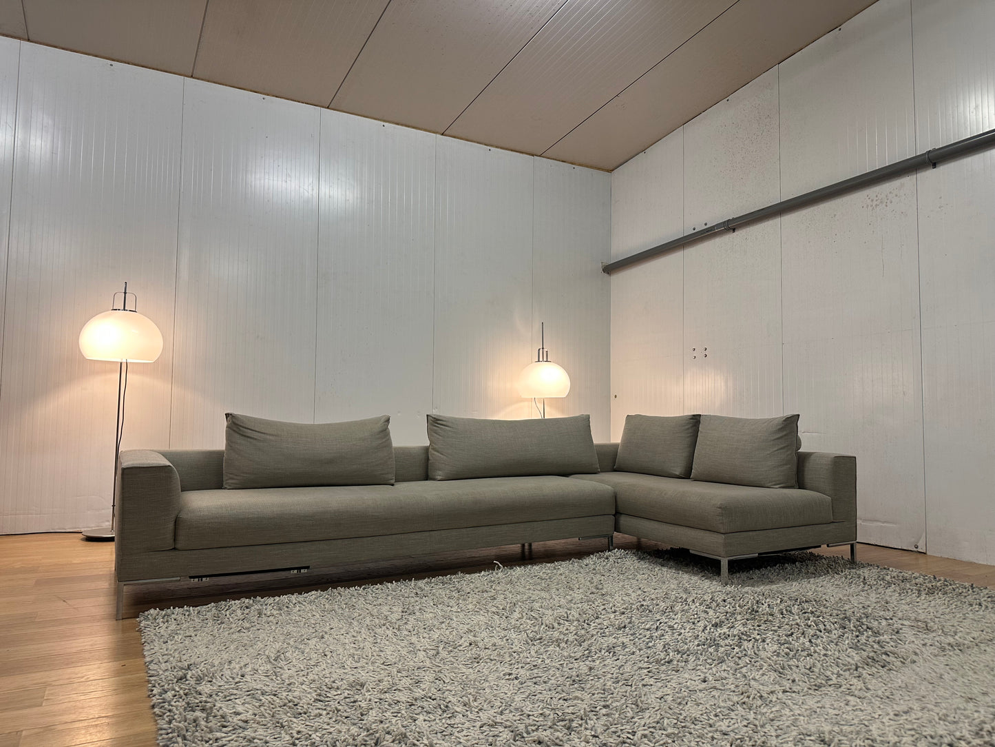 Design on Stock Aikon Lounge beige | RVS poten - NP: €7.500