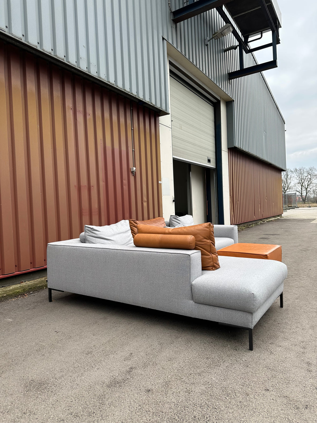 Design on Stock Aikon Lounge ~ Ploeg Wool Gray & Leather Cushions ~ Originele prijs €7.500