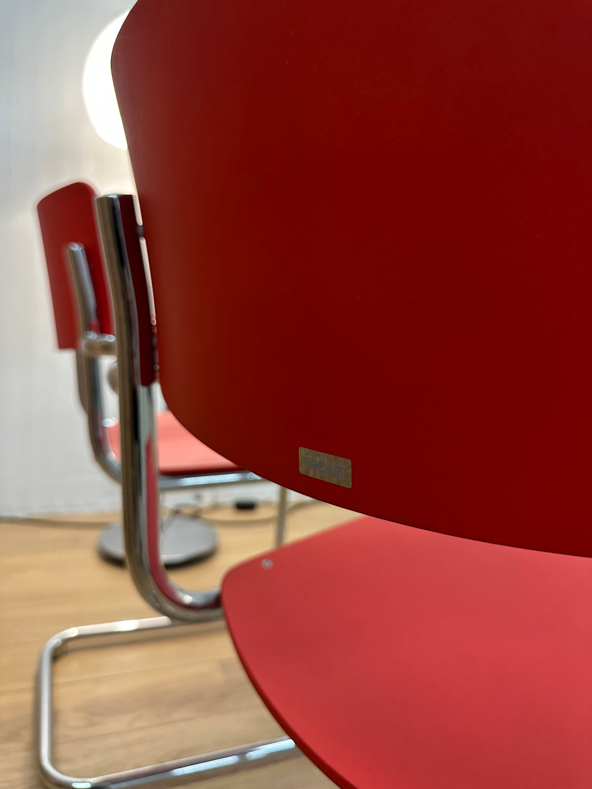 NIEUWSTAAT 2x Rode Thonet Eetkamerstoelen