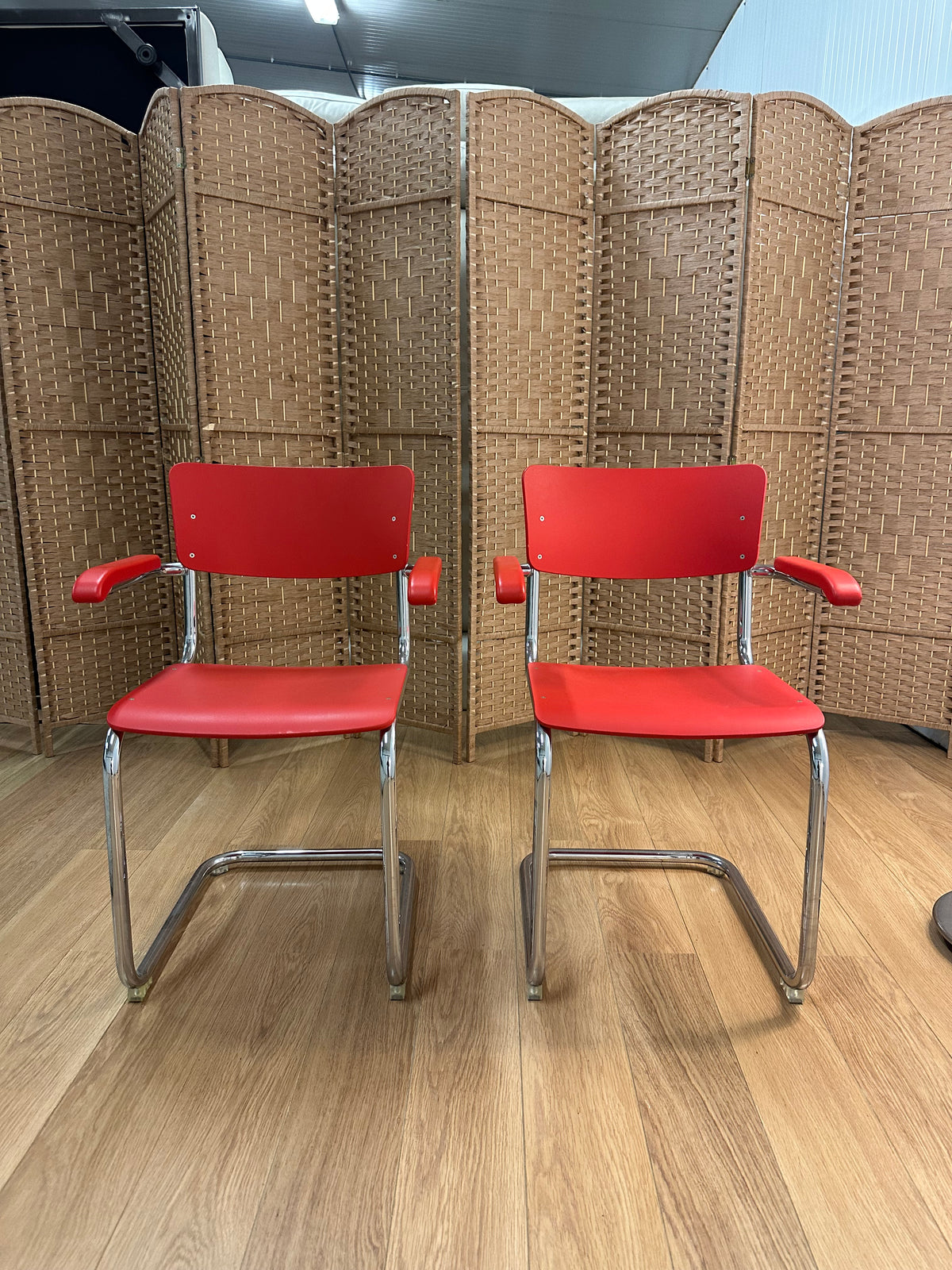 NIEUWSTAAT 2x Rode Thonet Eetkamerstoelen