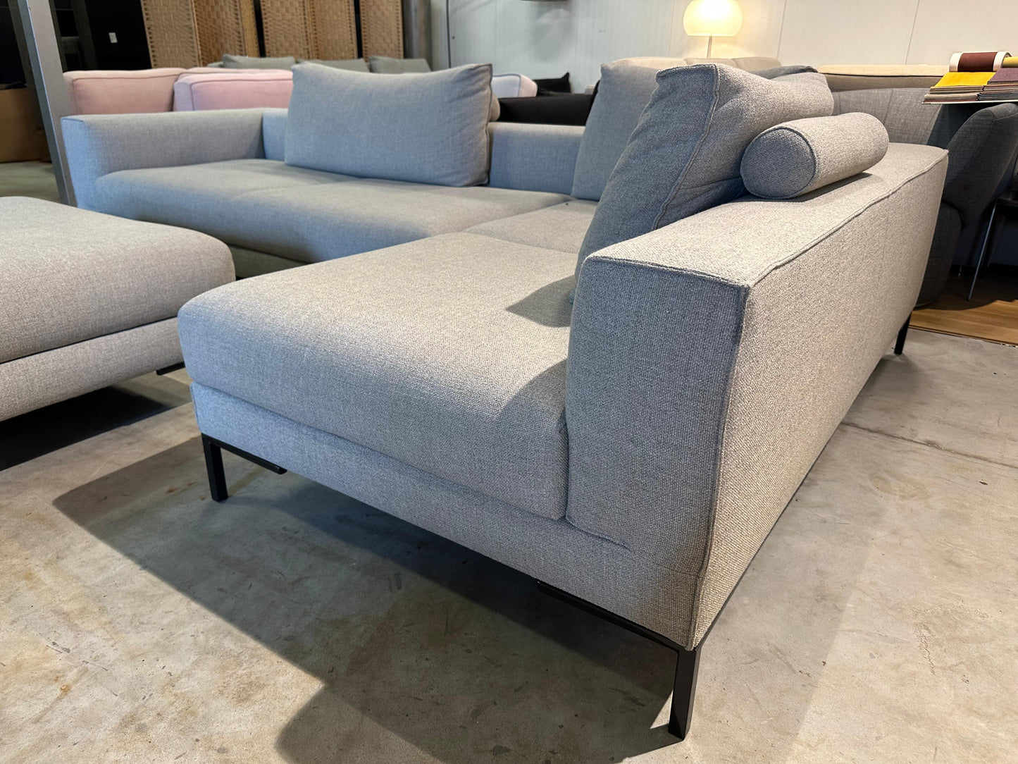 ZGAN Design on Stock Aikon Lounge + Hocker – NP: €9.000