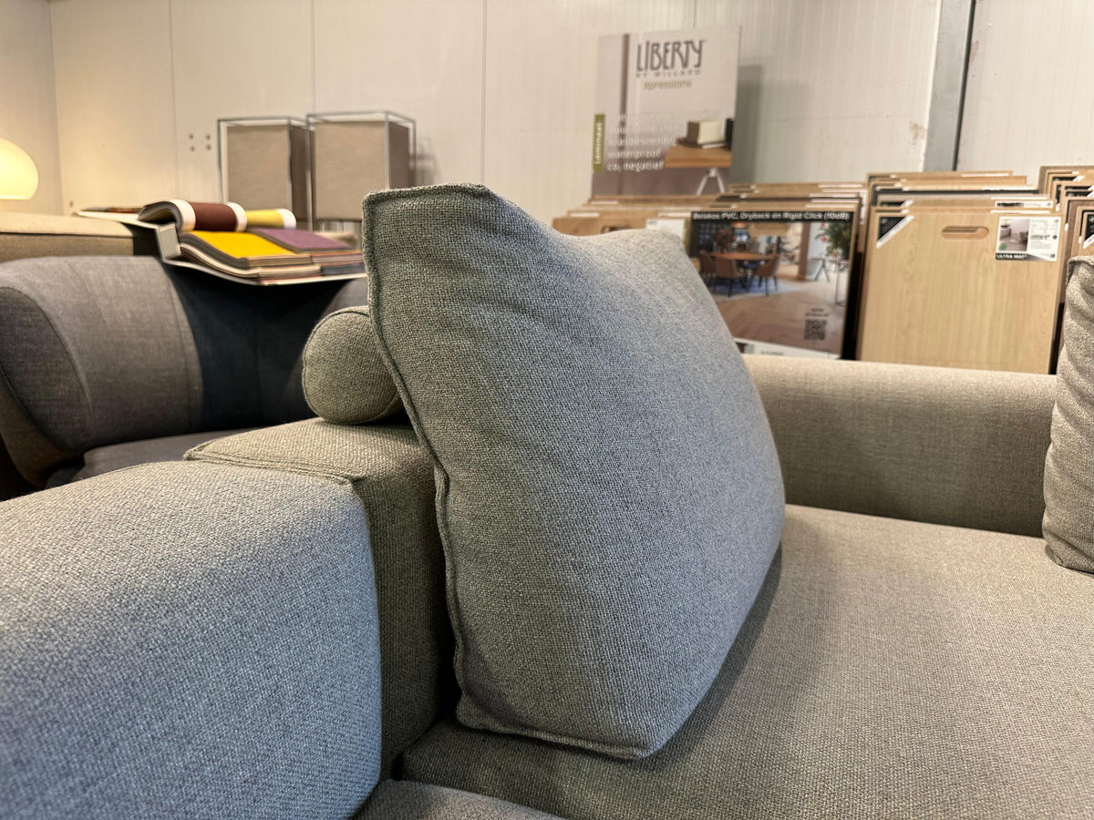 ZGAN Design on Stock Aikon Lounge + Hocker – NP: €9.000
