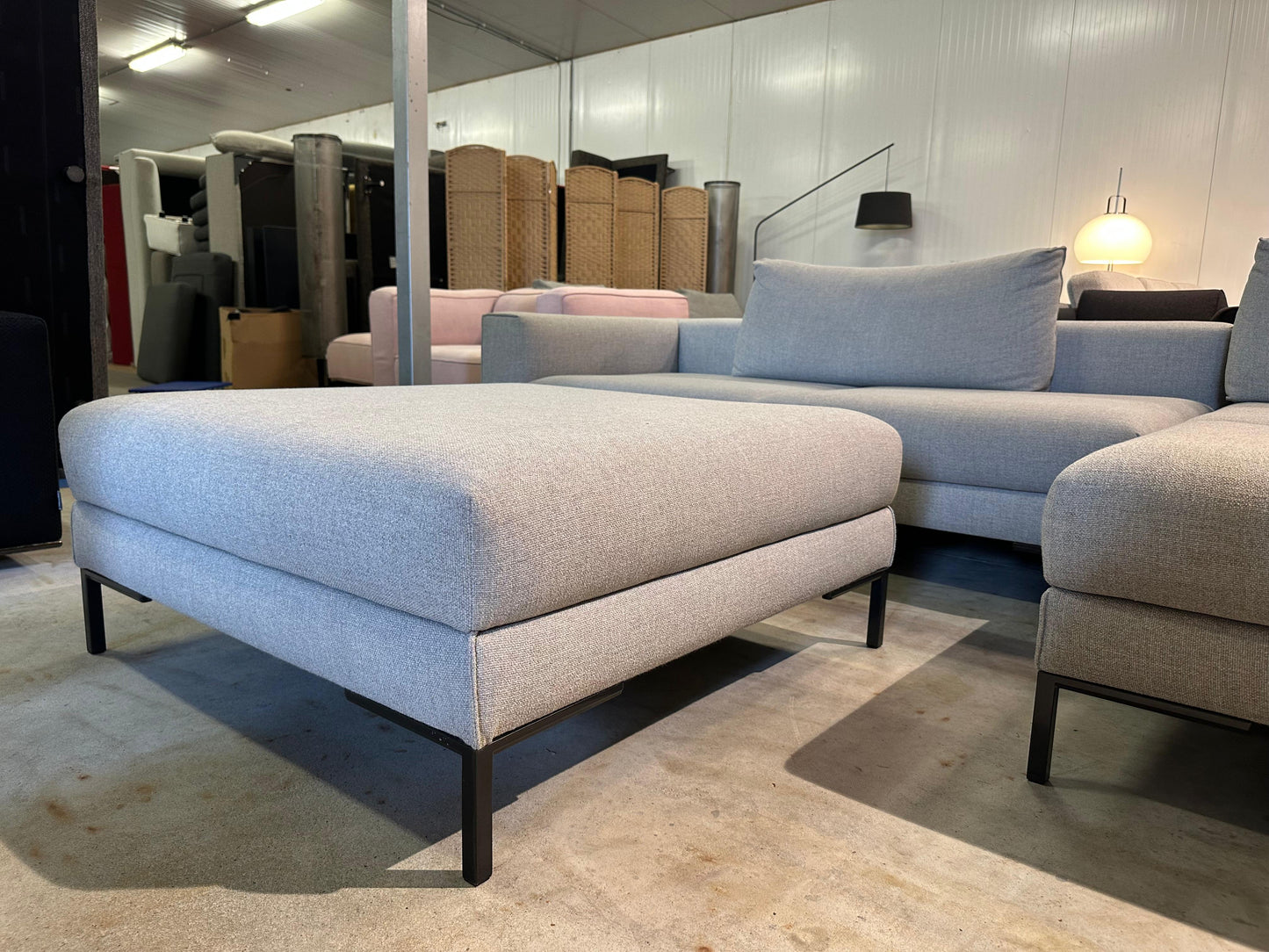 ZGAN Design on Stock Aikon Lounge + Hocker – NP: €9.000