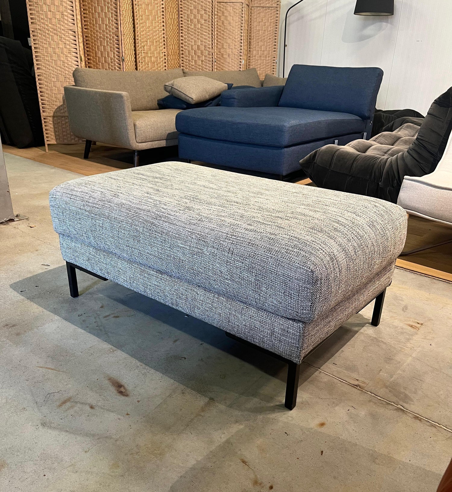 Nieuwstaat Design on Stock Aikon Hocker Lichtbeige NP €1.250