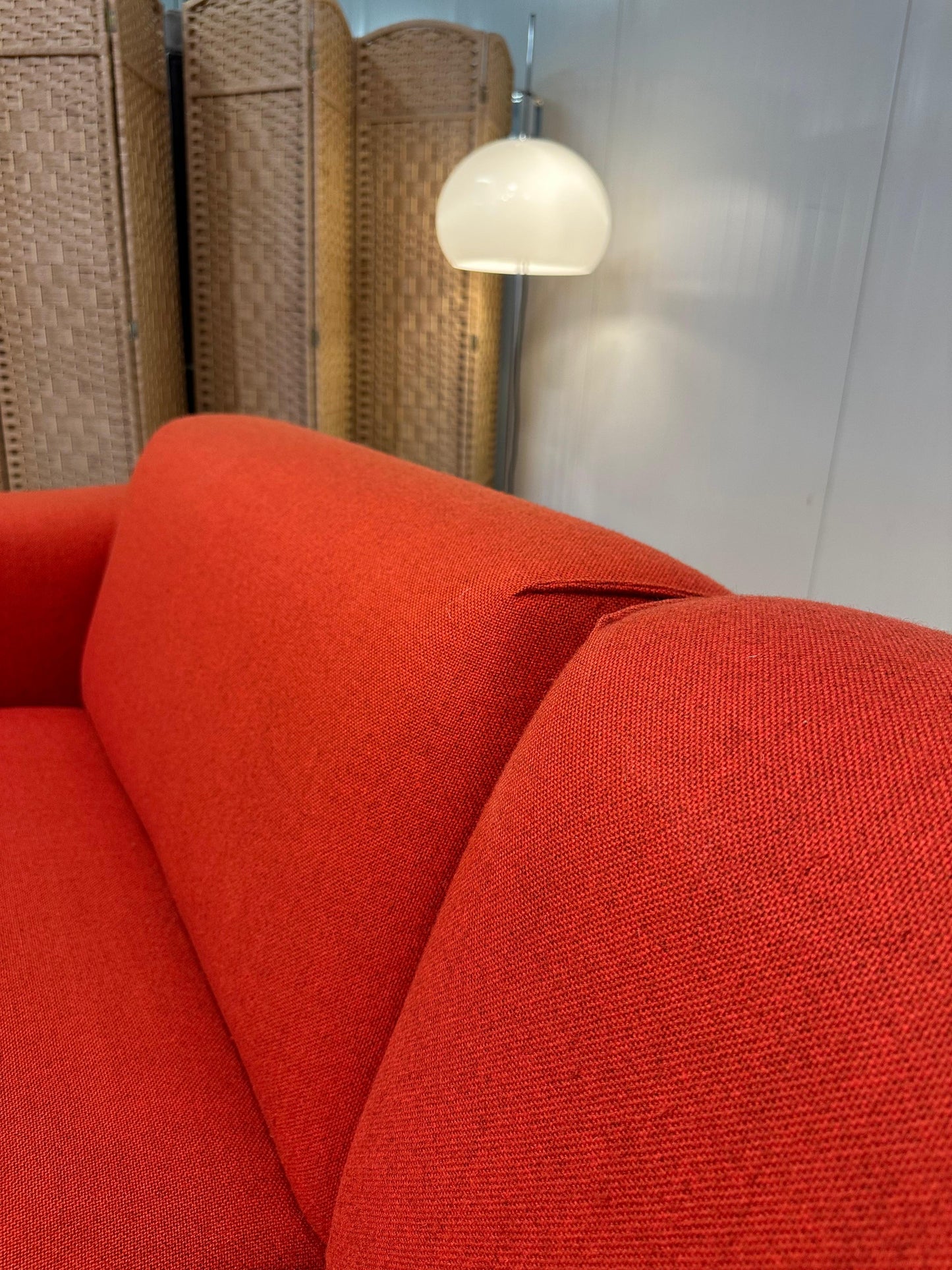 Design on Stock Aikon 3-Zits Rood Ploegwool – NP: €6.000