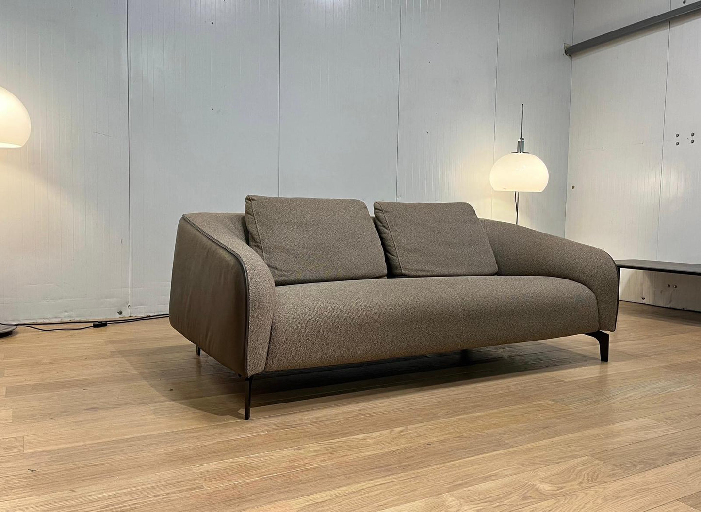 Absolute Nieuwstaat - Leolux Elias Taupe 3 Zits Bank