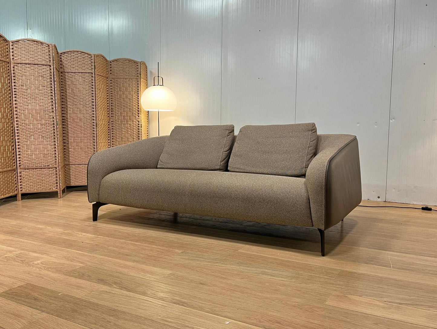 Absolute Nieuwstaat - Leolux Elias Taupe 3 Zits Bank