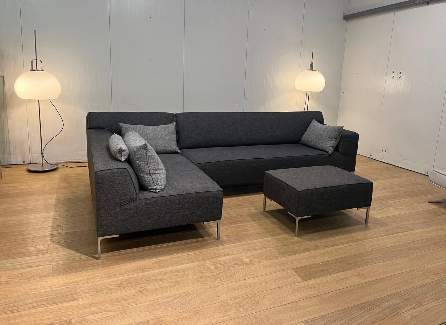 Design on Stock Bloq Hoekbank + Hocker – NP: €7.500