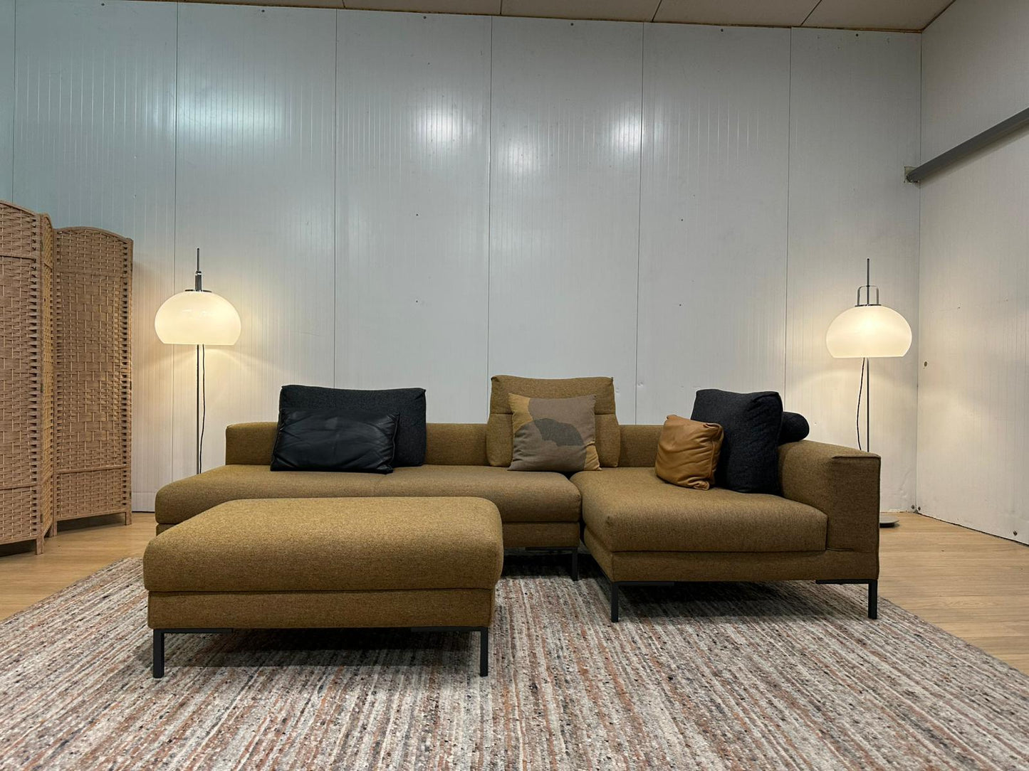 ZGAN Design on Stock Aikon Lounge Hoekbank + Poef NP: €8.500