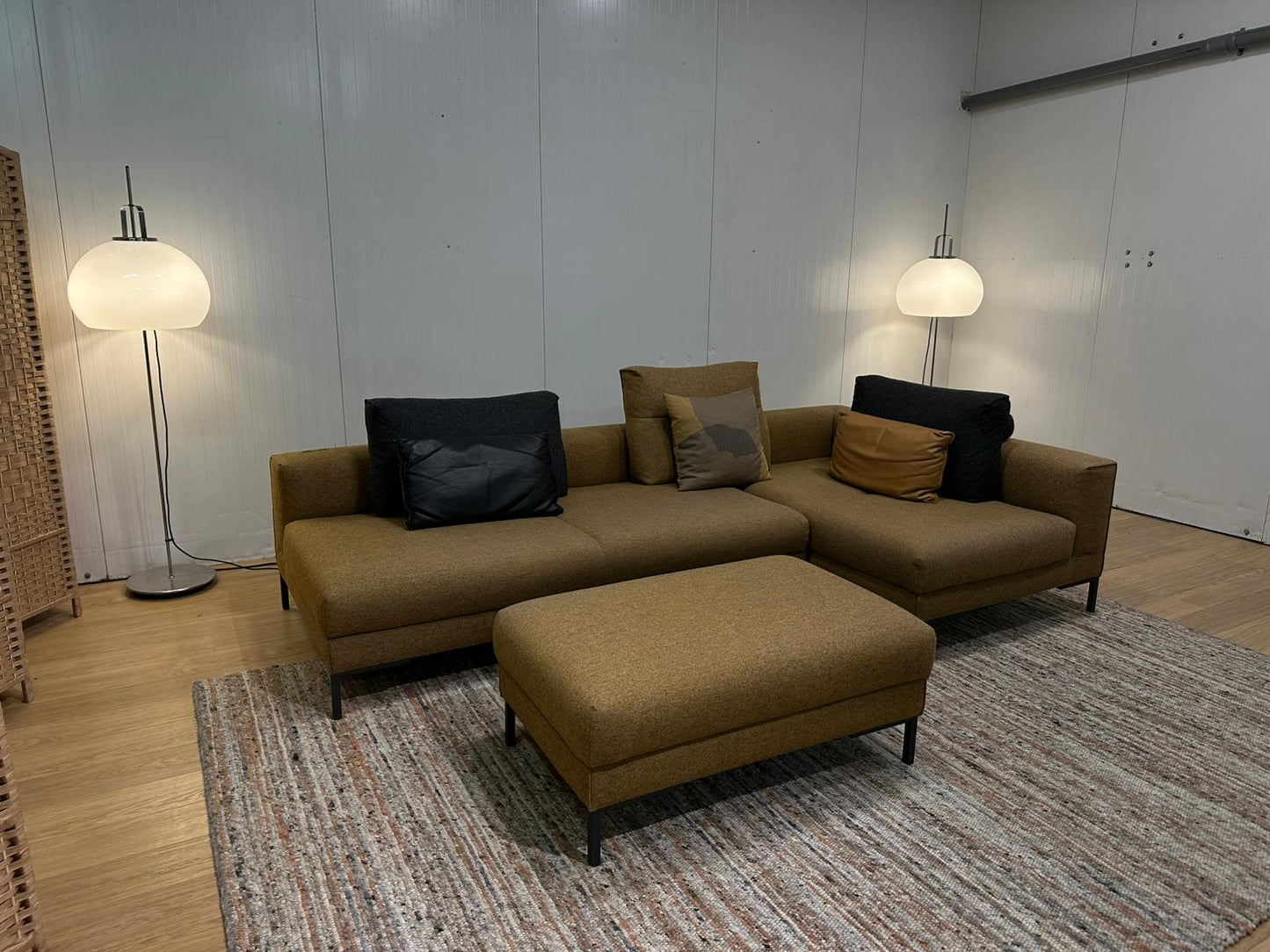 ZGAN Design on Stock Aikon Lounge Hoekbank + Poef NP: €8.500