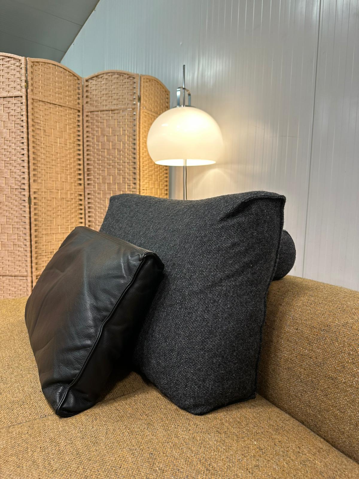 ZGAN Design on Stock Aikon Lounge Hoekbank + Poef NP: €8.500