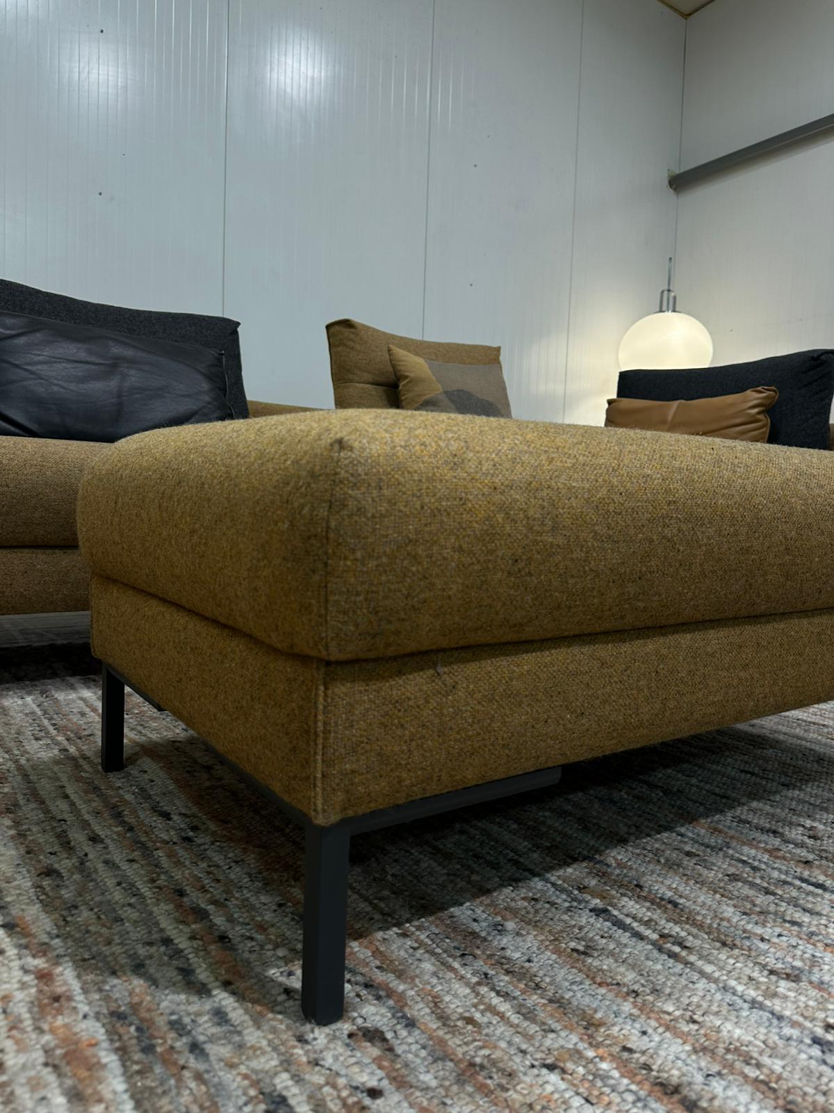ZGAN Design on Stock Aikon Lounge Hoekbank + Poef NP: €8.500