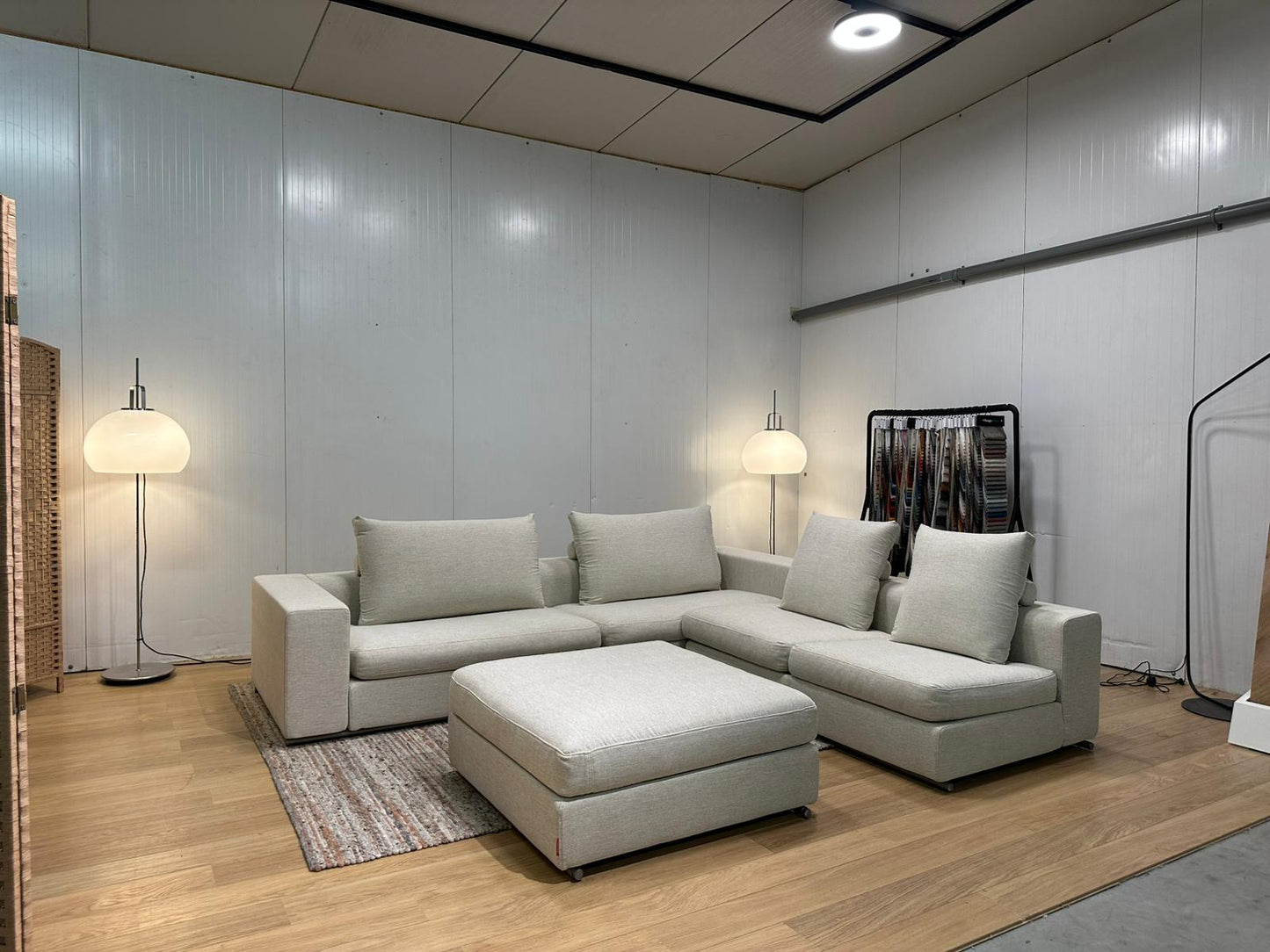 Flexform Groundpiece Hoekbank + Hocker – NP €30.000